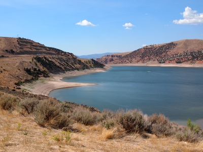 [The edges of the reservoir nestled in the mountains can be seen due to low water levels.]